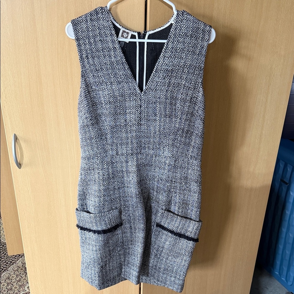 Anne Klein Sleeveless V-Neck Tweed Shift Dress in Black & White size 12